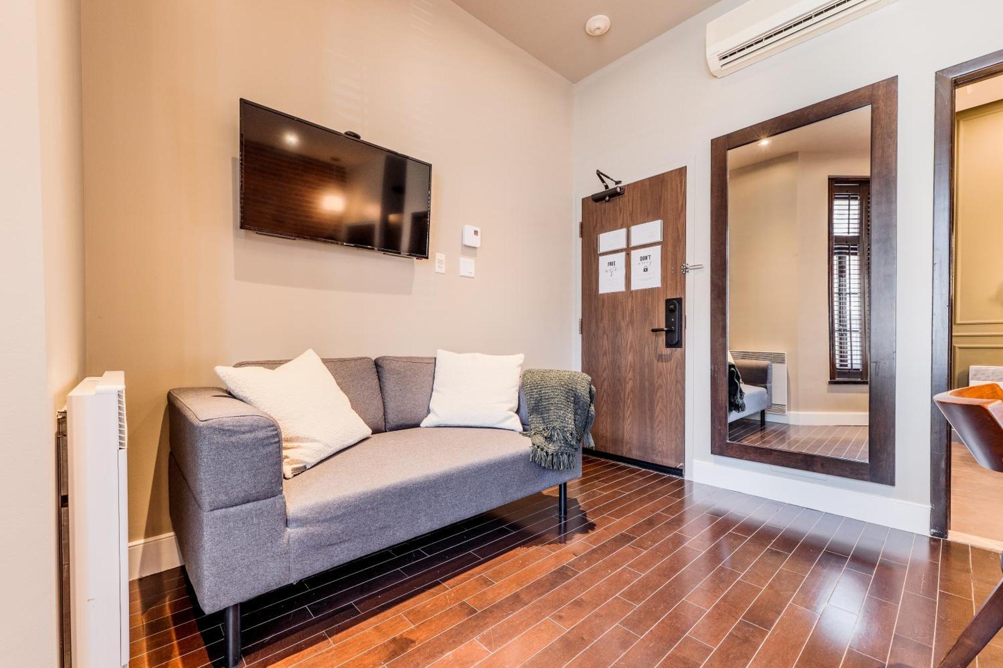 Self Check-In Boutique Hotel - Quartier Latin - Room 101 — Photos 3